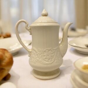 Vintage Wedgwood Patrician Coffee Pot Ivory Creamware 8" Etruria England No Chip